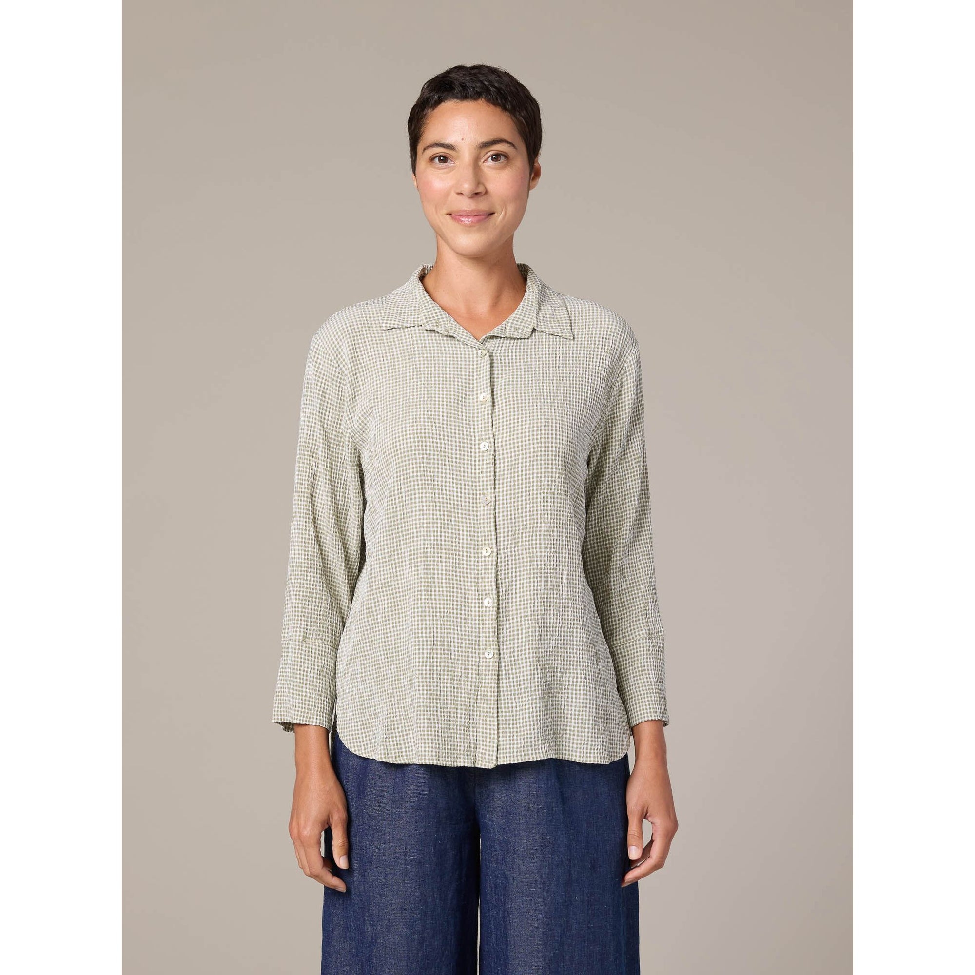 Cutloose Crop Easy Shirt in crinkle check fabric, featuring a relaxed fit and button-down front, styled for casual wear.